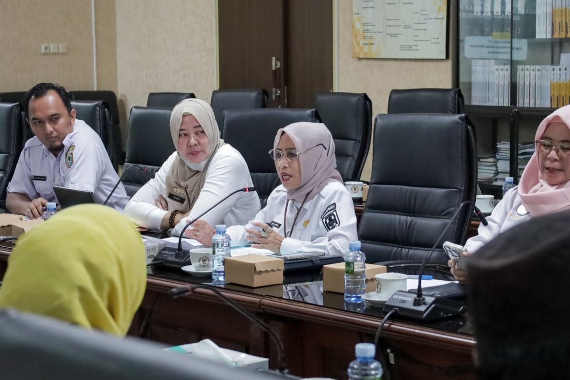 Kepala Disperkim Kalsel Ir Mursyidah Aminy, MT didampingi jajaran paparkan program kerja saat rapat kerja dengan Komisi III DPRD Provinsi Kalsel.(foto : humasdprdkalsel)