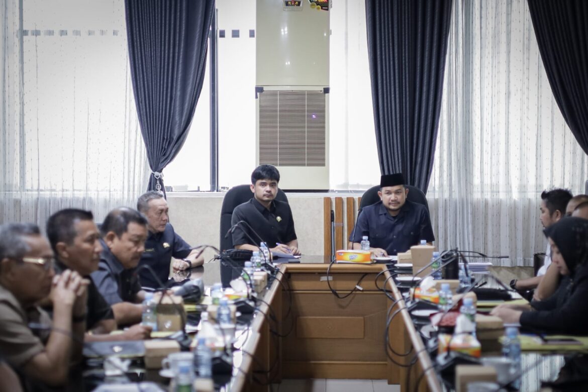 Komisi I rapat sinkronisasi program dengan Sekretariat DPRD Provinsi Kalsel.(foto : humasdrpdkalsel)
