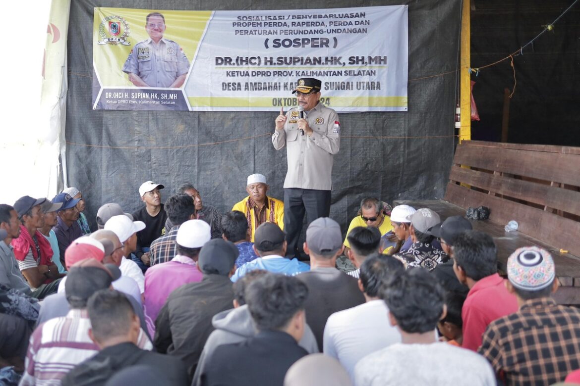 Ketua DPRD Provinsi Kalsel Dr (HC) H Supian HK, SH, MH melaksanakan Sosialisasi Perda Provinsi Kalsel Nomor 5 Tahun 2018 tentang Pengelolaan Air Tanah bertempat di Desa Ambahai Kecamatan Paminggir Kabupaten HSU.(foto : humasdprdkalsel)