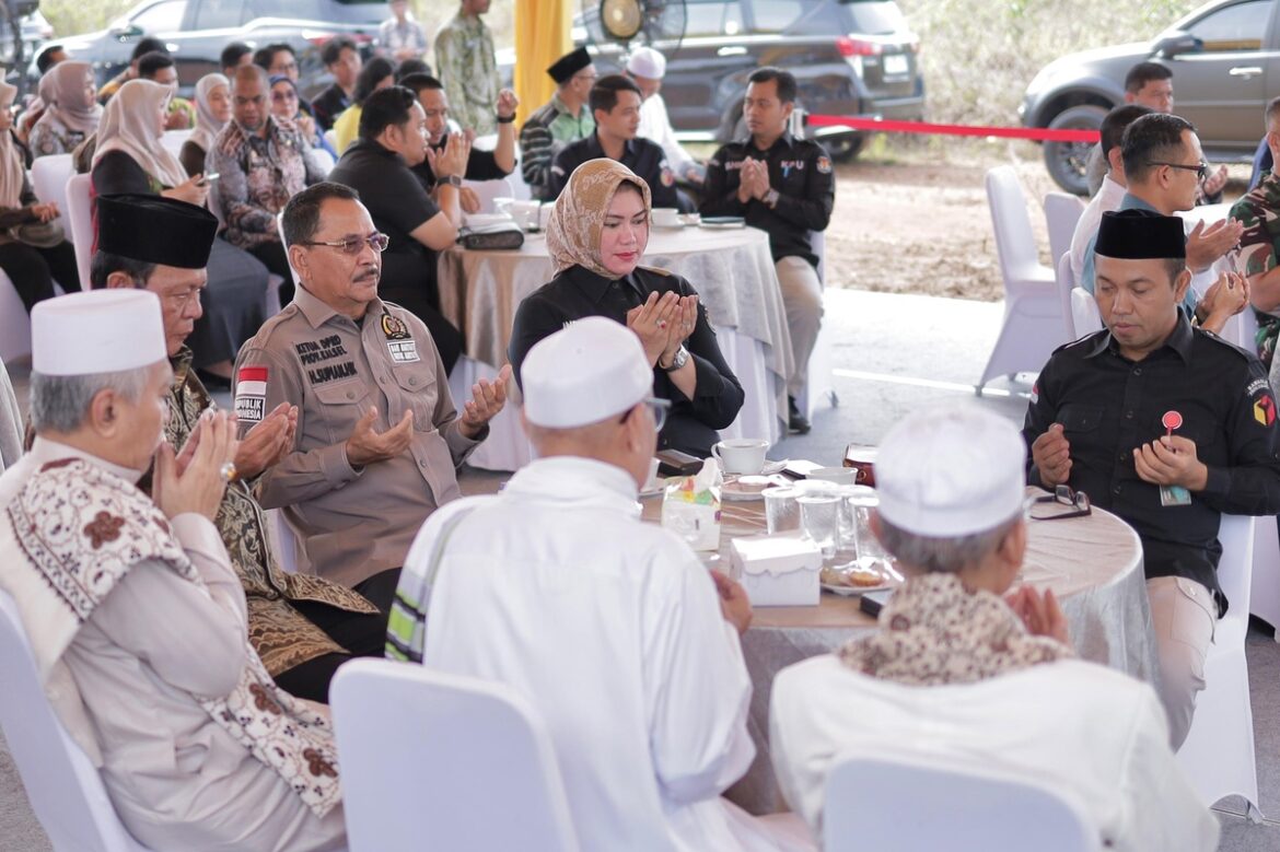 Ketua Sementara DPRD Provinsi Kalsel, Dr (HC) H Supian HK, SH, MH saat menghadiri peletakan batu pertama pembangunan kantor baru KPU dan Bawaslu Provinsi Kalsel di Komplek Perkantoran Pemerintah Provinsi Kalsel di Banjarbaru.(foto : humasdprdkalsel)