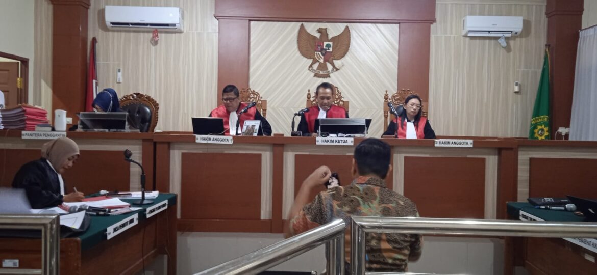 Saksi ahli Dr Ahmad Rattomi SH saat memberikan pendapatnya di perkara dugaan penggelapan di PT Bina Baru Mandiri.