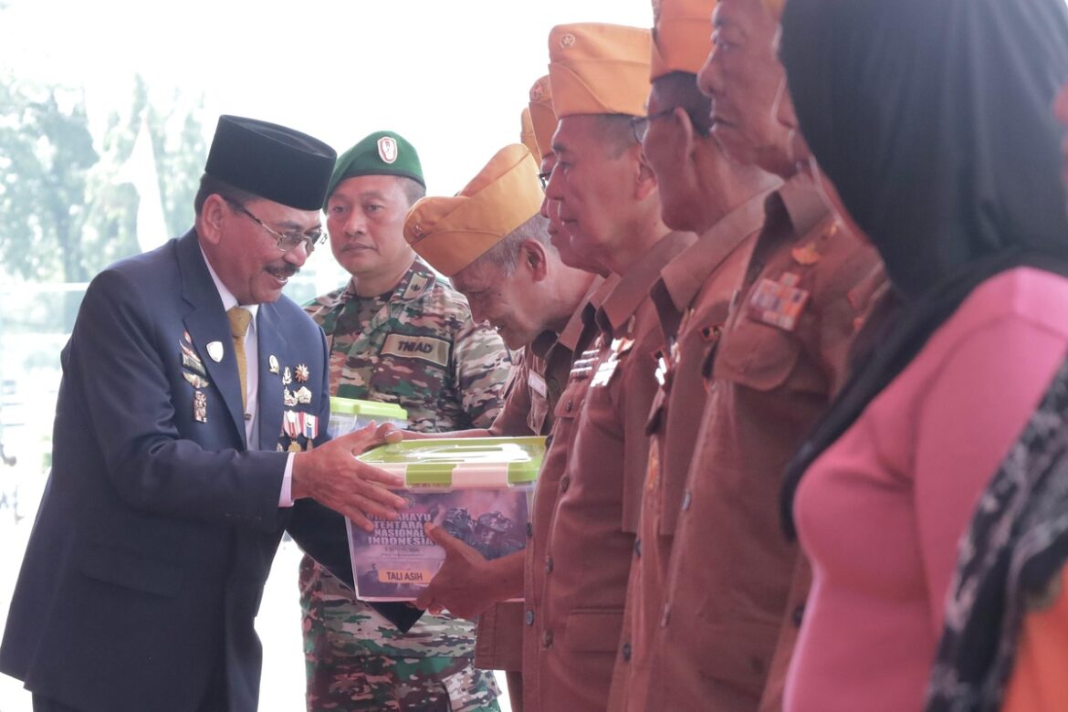 Ketua Sementara DPRD Provinsi Kalsel Dr (HC) H Supian HK, SH, MH menyerahkan bantuan kepada para legiun veteran di acara peringatan HUT ke-79 TNI Tahun 2024 yang berlangsung di Lapangan Murjani Banjarbaru.(foto : humasdprdkalsel)