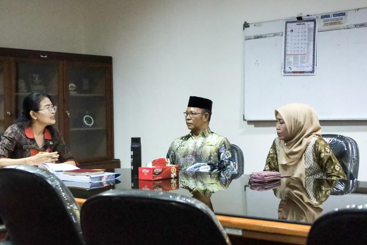 Ketua Komisi II DPRD Provinsi Kalsel Muhammad Yani Helmi didampingi Kabid Perencanaan dan Pengendalian Pendapatan Daerah Bapenda Provinsi Kalsel Rahmanita, SE, MAP kunjungan kerja ke DPRD Provinsi Bali.(foto : humasdprdkalsel)