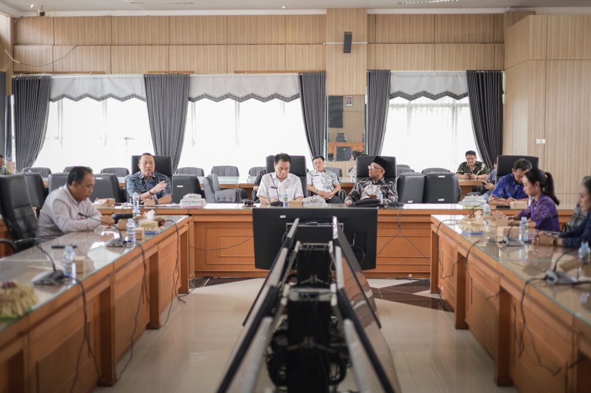 DPRD Provinsi Kalsel saat menerima rombongan anggota DPRD Kabupaten Jembrana yang melaksanakan kegiatan studi komparasi.(foto : humasdprdkalsel)