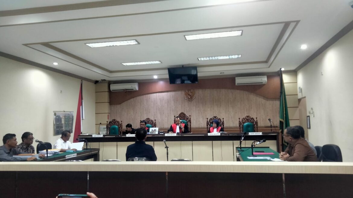 Abdul Latif didampingi kuasa hukum saat mengikuti sidang PK nya di PN Banjarmasin, Selasa (8/10).