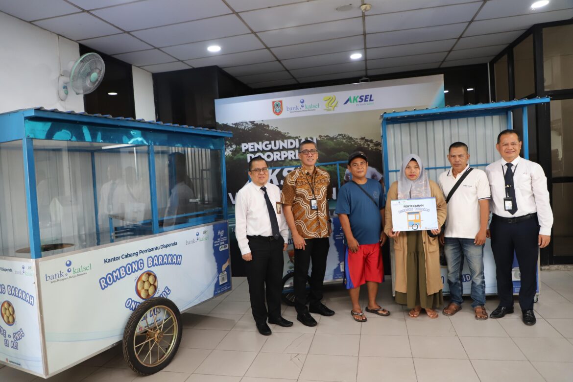 Dirut Bank Kalsel Fachrudin Bersama Direktur UPZ Bank Kalsel M Fajri Muhtadi, serta Kepala Cabang Utama Banjarmasin, Suriadi, dan Kepala Bagian Corporate Communication & Customer Care, Nindri Yuwani (foto:humas bank kalsel)