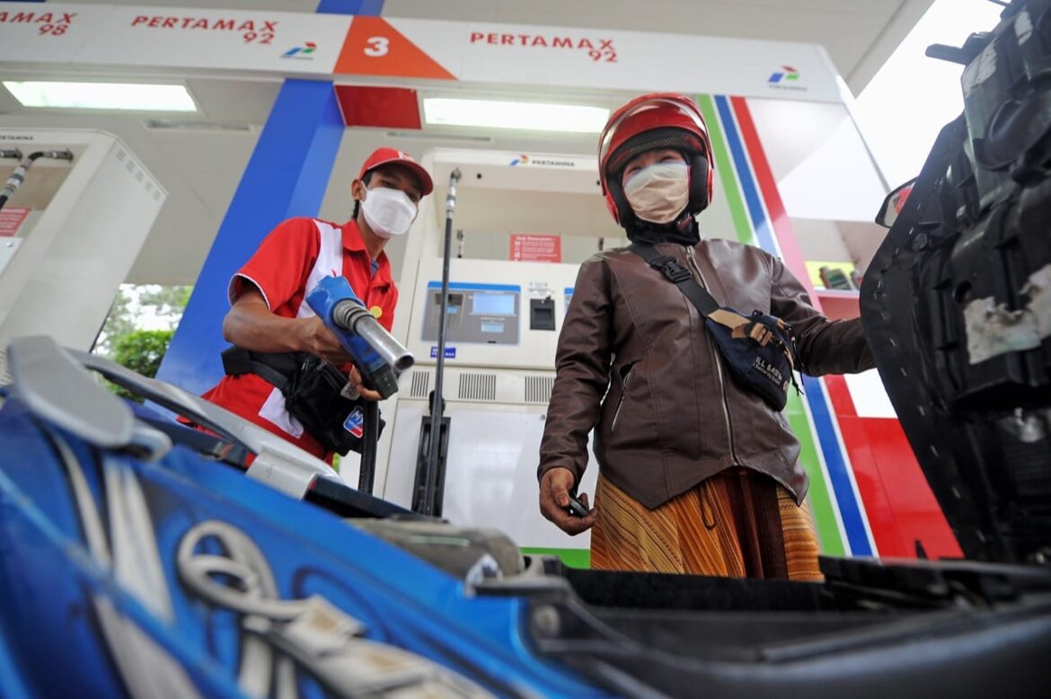 Petugas SPBU saat sedang mengisi BBM jenis Pertamax (foto:istimewa)