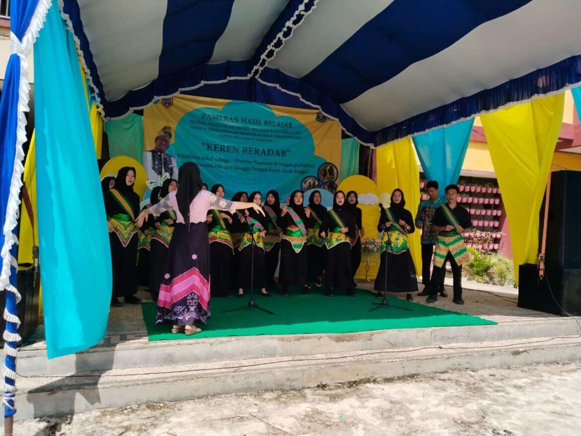 Salah satu kreatifitas pelajar SMAN5 Banjarmasin saat menyanyikan lagu daerah dalam rangka P5 Kurikulum Merdeka, Selasa (26/11/2024). (foto:sum/brt)
