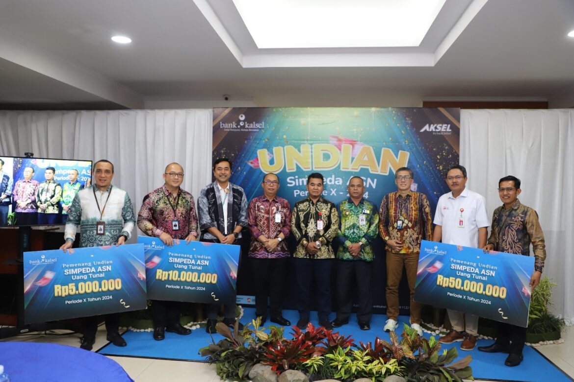 Bank Kalsel melaksanakan program undian tahunan Simpeda khusus Aparatur Sipil Negara (ASN) periode X tahun 2024 yang bertempat di lantai 3 kantor pusat Bank Kalsel (foto:humas bank kalsel)