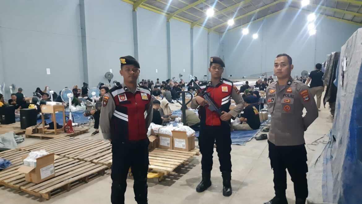 JAGA KETAT - Proses pelipatan surat suara Pilkada Serentak 2024 di gudang Logistik KPU Banjarmasin kini dijaga ketat pihak Polresta setempat, Kamis (7/11/2024) pagi. (foto:ist)