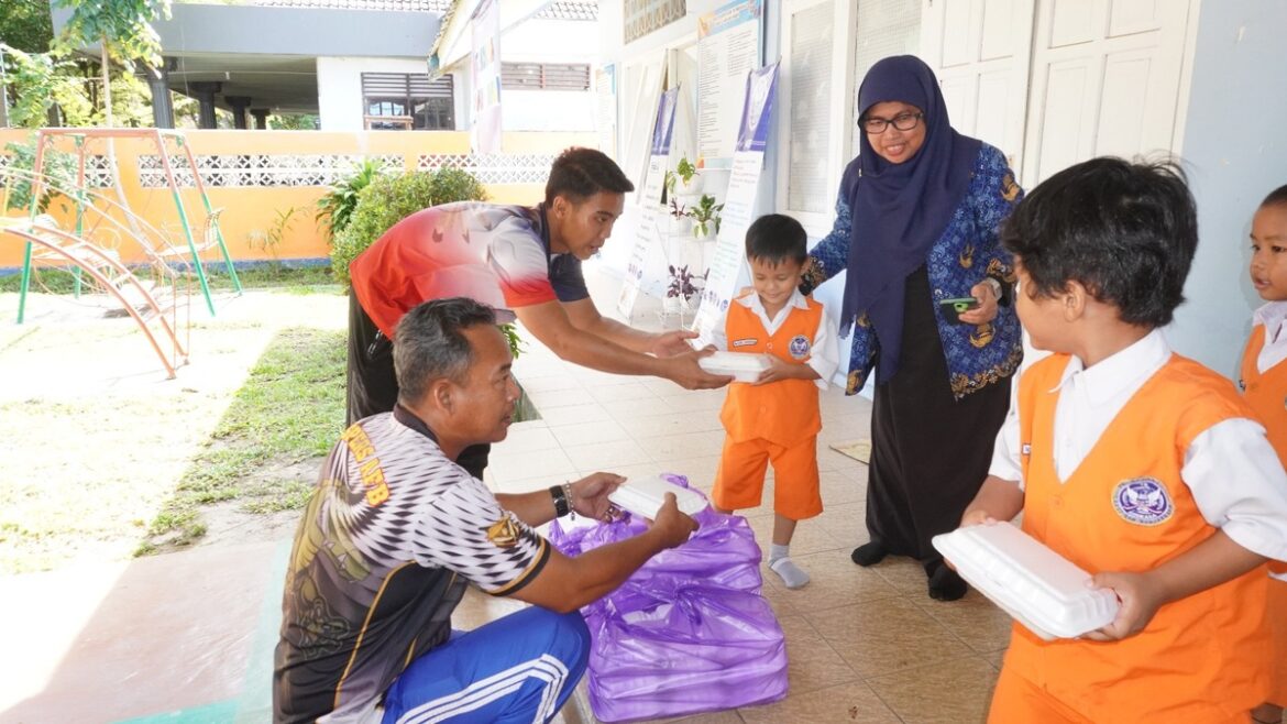 Kegiatan membagikan Makan Siang Bergizi Gratis dari Dapur Mandiri Lanud Sjamsudin Noor ke sekolah sekitar, Senin (18/11/2024).(foto: ist).