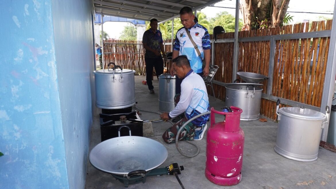 Personel Lanud Sjamsudin Noor sedang menyiapkan dapur umum untuk mendukung makan siang bergizi, Kamis (14/11/2024). (Foto: Ist).