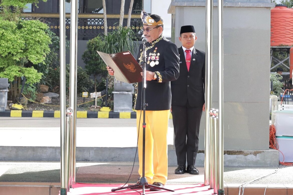 Ketua DPRD Provinsi Kalsel, DR (HC) H Supian HK, SH, MH membacakan Teks Pembukaan UUD 1945 pada Upacara Peringatan Hari Pahlawan ke-79 Tahun 2024 di Halaman Kantor Gubernur Kalsel Banjarbaru.(foto : humasdprdkalsel)