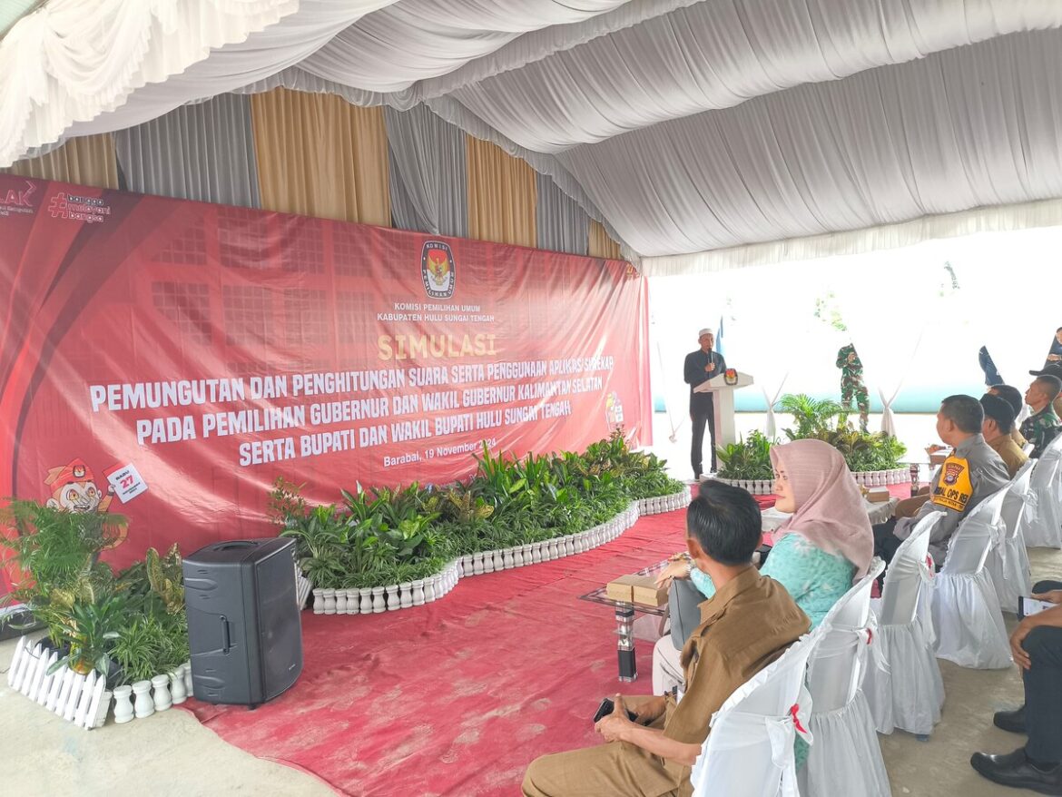 Warga masyarakat Desa Banua Budi Kecamatan Barabai Kabupaten HST lakukan simulasi Pilkada 2024.(foto : yufanata/brt)