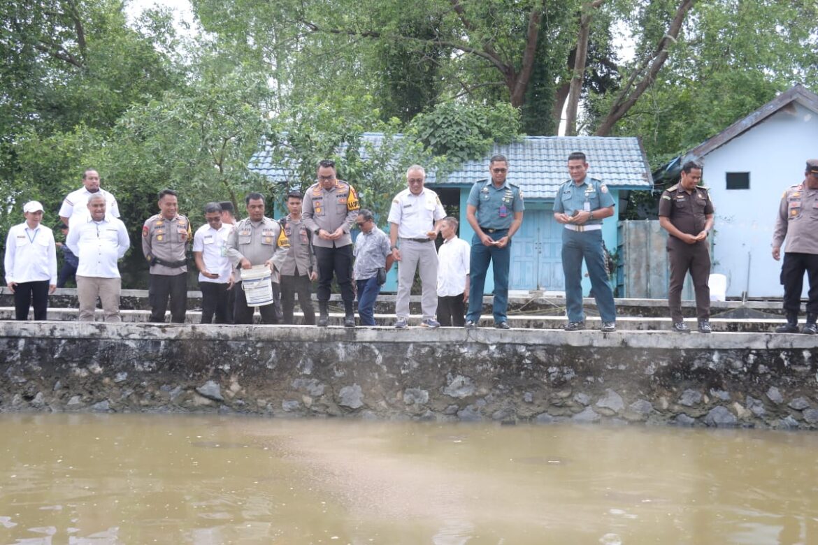Kapolresta Banjarmasin Kombes Pol. Cuncun Kurniadi dihadiri Dandim 1007/Bjm Kol Inf Sigit Purwoko dan Forkopimda lainnya saat menabur 12.000 bibit ikan lele dalam rangka mendukung Program Asta Cita Presiden RI, Rabu (20/11/2024) siang. (foto:ist)