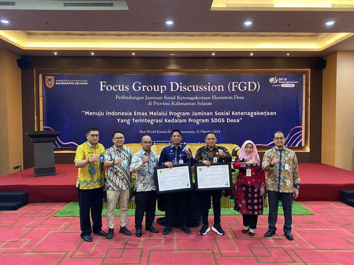 PENGHARGAAN - BPJS Ketenagakerjaan bersama Kementerian Dalam Negeri dan Pemerintah Provinsi Kalsel memberikan penghargaan kepada Pemerintah Kabupaten Tanbu. Penghargaan itu diwakili  Kepala PMD, Samsir yang mendaftarkan seluruh Perangkat Desa, RT/RW, BPD dan LKD, Kamis (31/10/2024). (foto : ist)