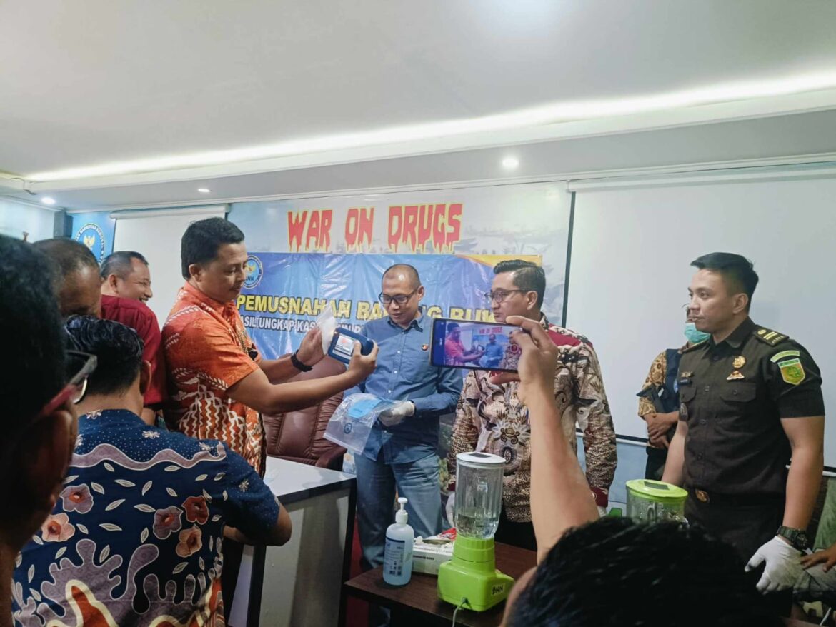 Petugas BNNP Kalsel saat memperlihatkan keaslian barang bukti di depan undangan dan media sebelum dilakukan pemusnahan (foto Mercy,)