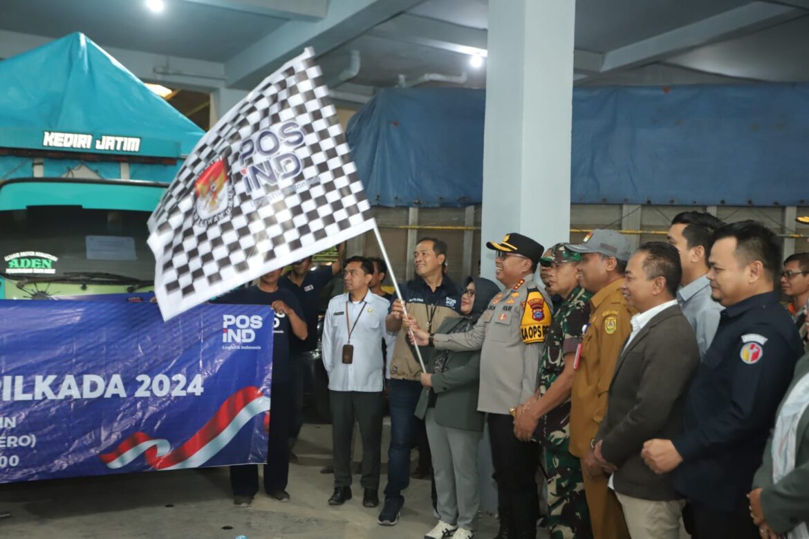 Kapolresta Banjarmasin Kombes Pol Cuncun Kurniadi saat melepasa logistik bersama Ketua KPU Kota Banjarmasin, Hj Rusnailah, di Gudang KPU Kota setempat, Senin (25/11/2024). (foto:ist)