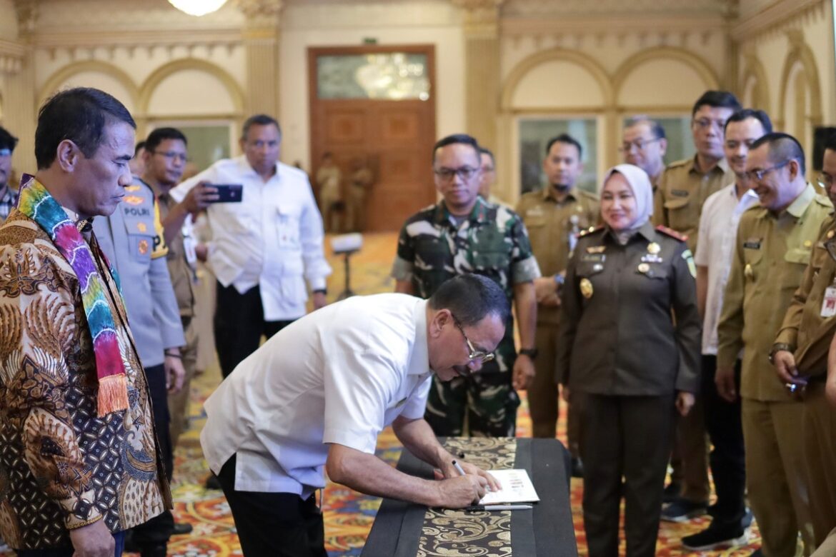 Ketua DPRD Provinsi Kalsel, Dr (HC) H Supian HK, SH, MH turut menandatangani komitmen bersama Forkopimda Kalsel dan pihak terkait mendukung dan mengawal kegiatan cetak sawah rakyat di Provinsi Kalsel disaksikan oleh Mentan, Andi Amran Sulaiman.(foto : humasdprdkalsel)