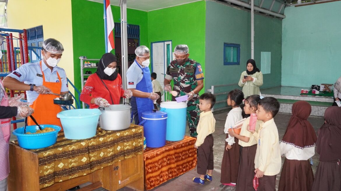 Kegiatan makan siang bergizi gratis Lanud Sjamsudin Noor di salah satu sekolah, Selasa (19/11/2024).(foto: ist).