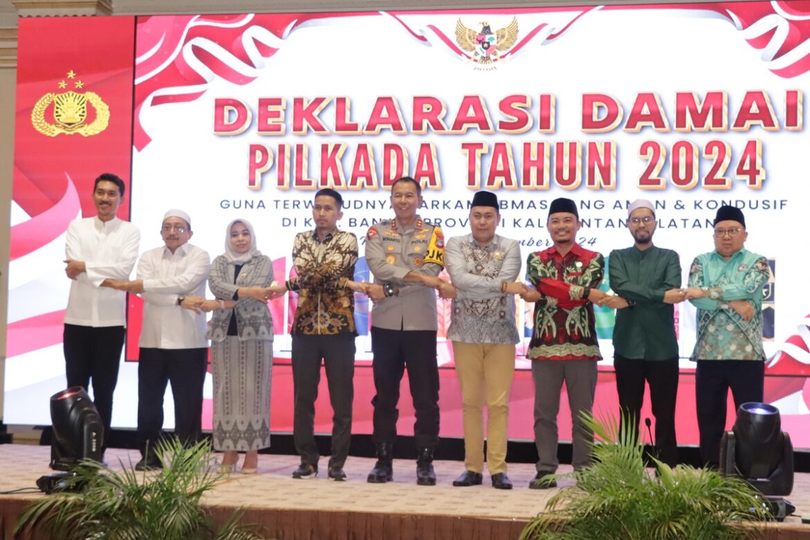 DEKLARASI DAMAI - Kapolda Kalsel Irjen Pol Winarto saat gelar Deklarasi Damai beserta jajaran PJU, Kapolres Banjar AKBP M Ifan Hariyat T, Ketua Bawaslu Kalsel diwakili Komisioner M Radini, serta Pj Bupati Kabupaten Banjar Akhmad Fydayeen, di Martapura, Selasa (05/11/2024) sore. (foto:ist)