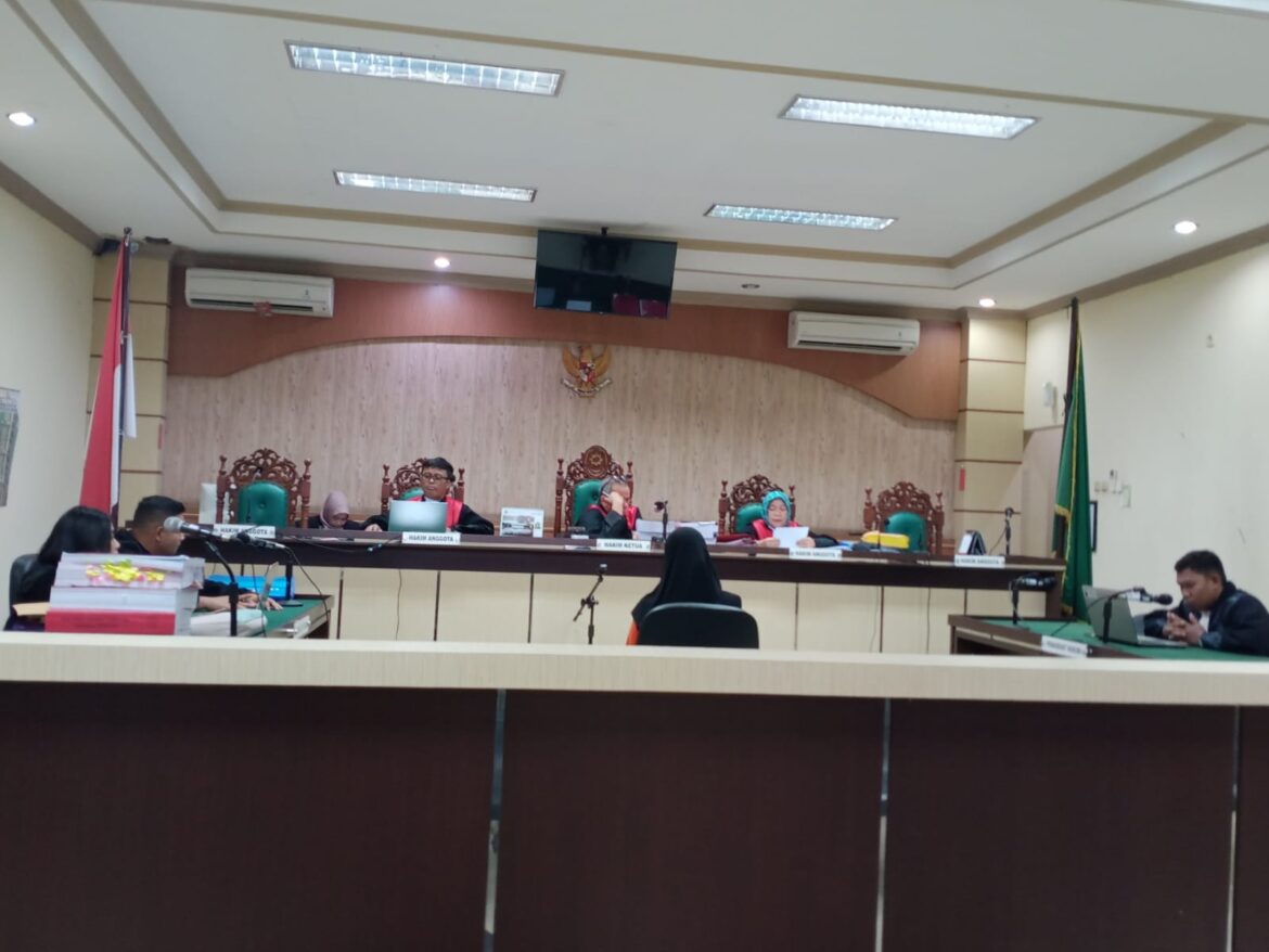 Hairiyah calo kredit topengan di salah satu bank plat merah di Kotabaru saat mendengarkan vonis majelis hakim.
