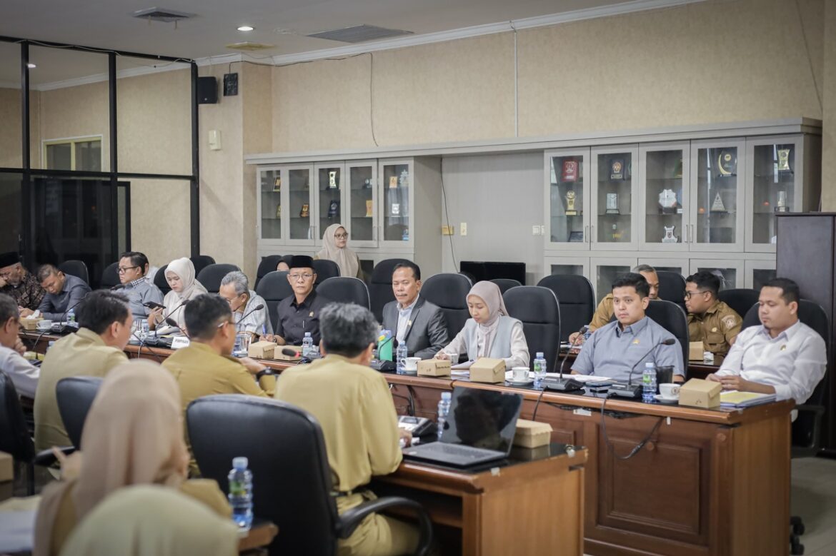 Komisi II DPRD Provinsi Kalsel menggelar rapat kerja bersama para mitra kerjanya.(foto : humasdprdkalsel)
