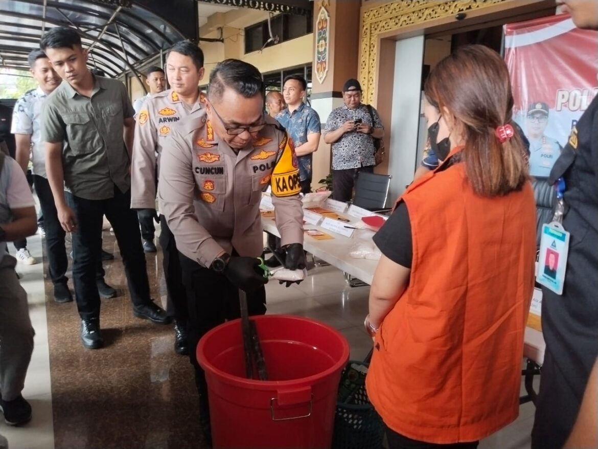 Kapolresta Banjarmasin Kombes Pol Cuncun Kurniadi saat memimpin pemusnahan Narkotika selama dua bulan terakhir senilai Rp3Miliar sebanyak hampir dua Kg narkoba, Jumat (15/11/2024). (foto:sum/brt)