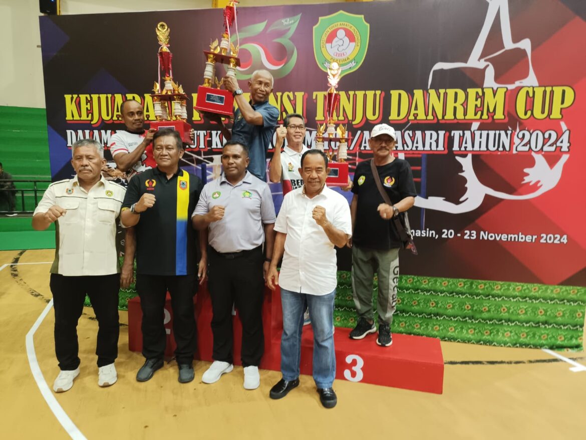Pengalungan medali dan penyerahan Piala Danrem Cup pada Kejurprov Tinju Kalsel, Sabtu (23/11/2024) malam di GOR Hasanuddin HM Banjarmasin. (foto: Tolah/brt)