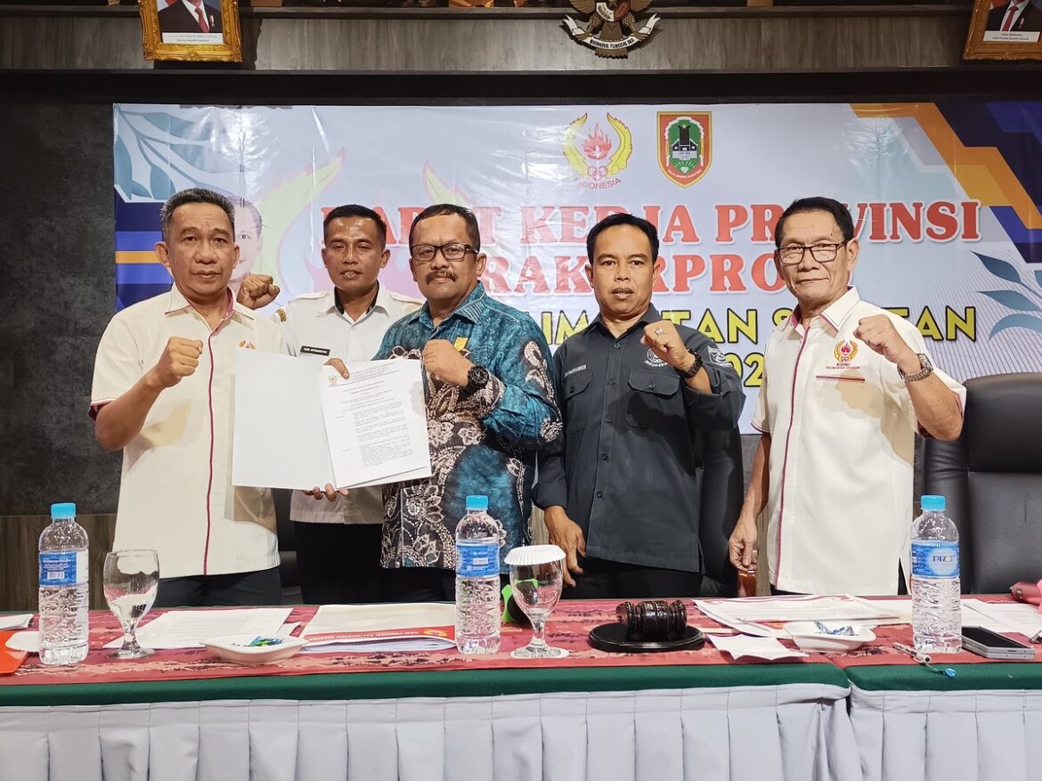 KONI Kalsel menyerahkan SK tuan rumah Porprov XII 2025 kepada Tala pada Rakerprov KONI Kalsel, Rabu (6/11/2024) di Hotel Rodhita Banjarmasin. (foto: Tolah/brt)