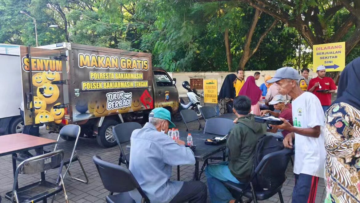 Makan Gratis digelar oleh Polsek Banjarmasin Tengah dengan menggunakan mobil box senyum lengkap dengan kursi dan mejanya saat di halaman Masjid Raya Sabilal Muhtadin, Jumat (15/11/2024) lalu. (foto/ist)