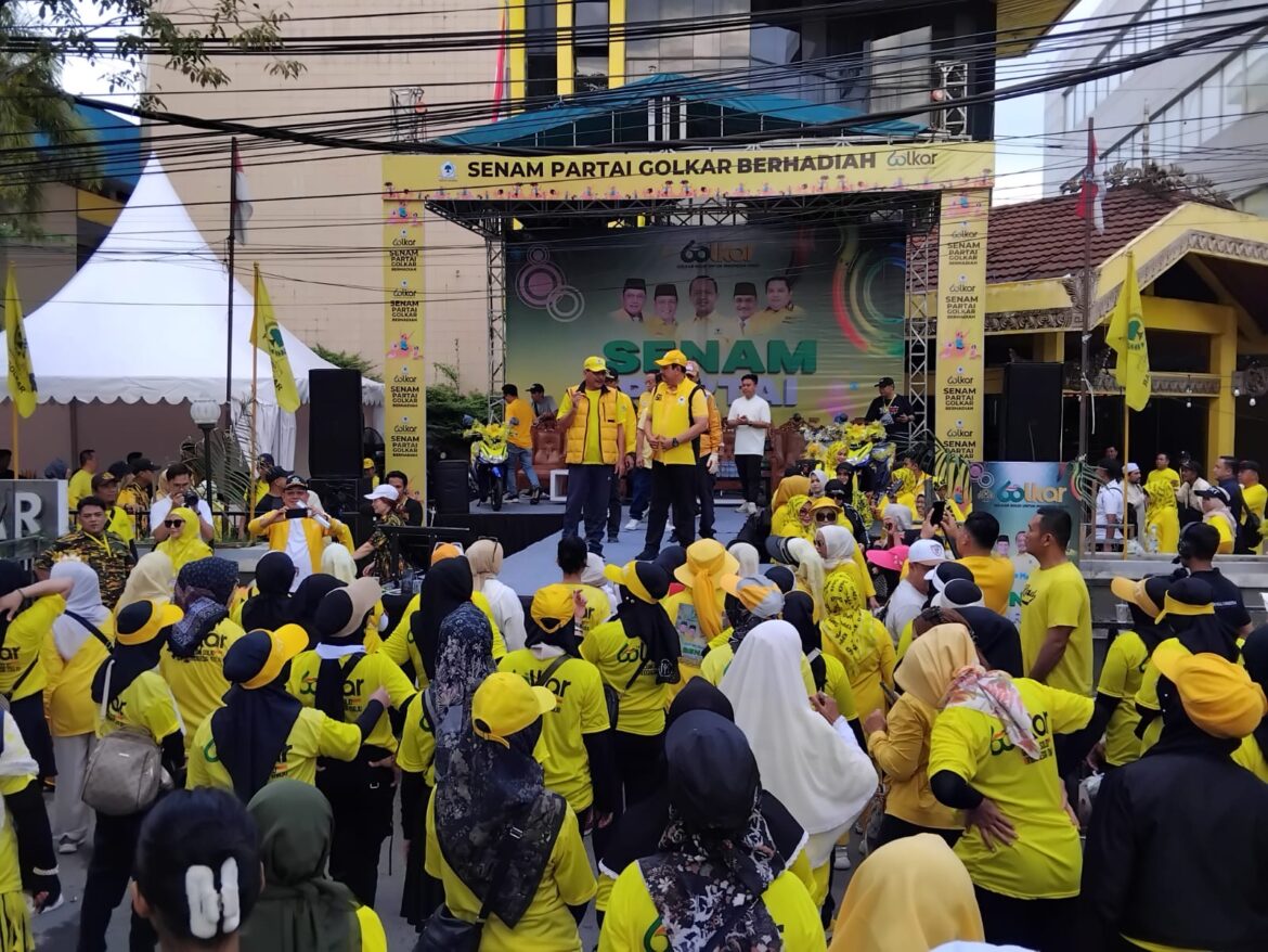 Senam sehat HUT ke-60 Partai Golkar Tahun 2024 berlangsung meriah di depan Kantor DPD Partai Golkar Provinsi Kalsel di Banjarmasin.(foto : ist)  