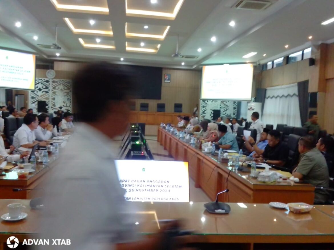 Rapat pembahasan finalisasi APBD Provinsi Kalsel Tahun Anggaran 2025 oleh Badan Anggaran (Banggar) dan TAPD Pemprov Kalsel yang dibuka oleh Wakil Ketua DPRD Provinsi Kalsel H Kartoyo namun kemudian tertutup dari liputan wartawan.(foto : ist)