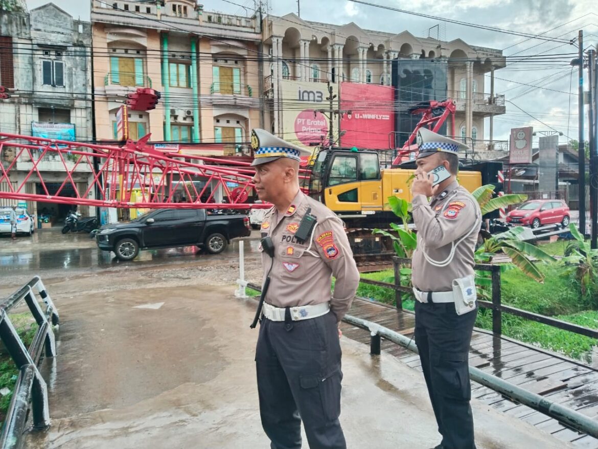 Dua alat berat siap bekerja membuat sungai di tengah Jalan Veteran Banjarmasin hingga Jalan baru pada sungai setempat, Senin (18/11/2024). (foto:sum/brt).