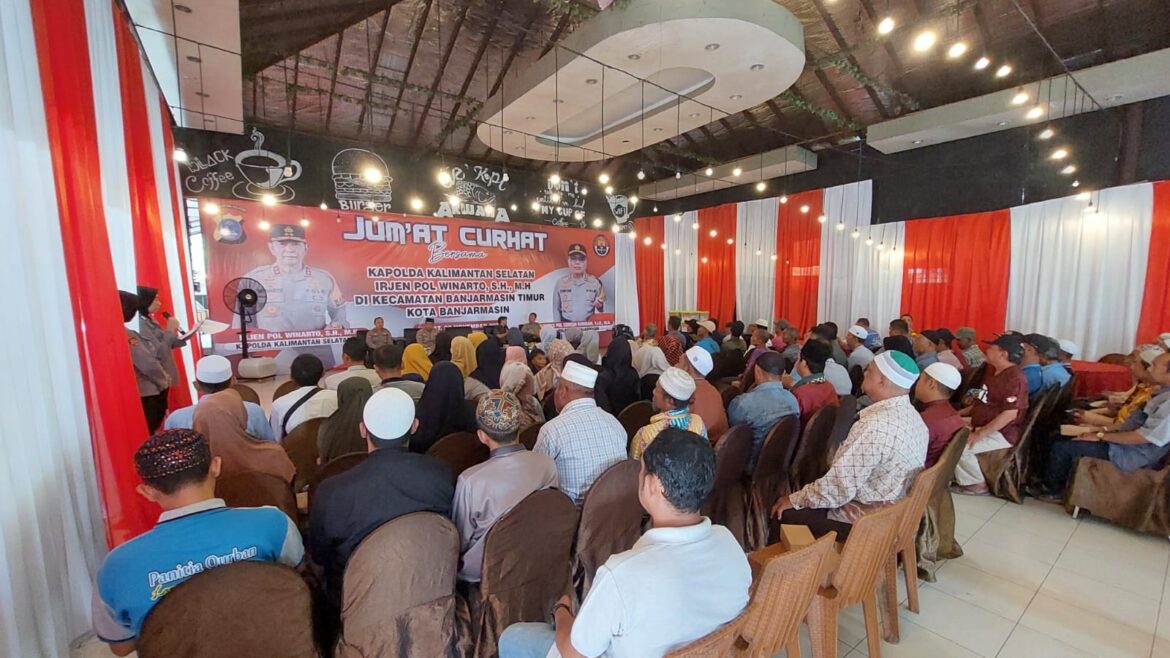 Masyarakat antusias saat Jumat Curhat Polda Kalsel yang digelar di Jalan Hidayatullah Kelurahan Sungai Bilu Banjarmasin Timur, Jumat (22/11/2024). (ist)
