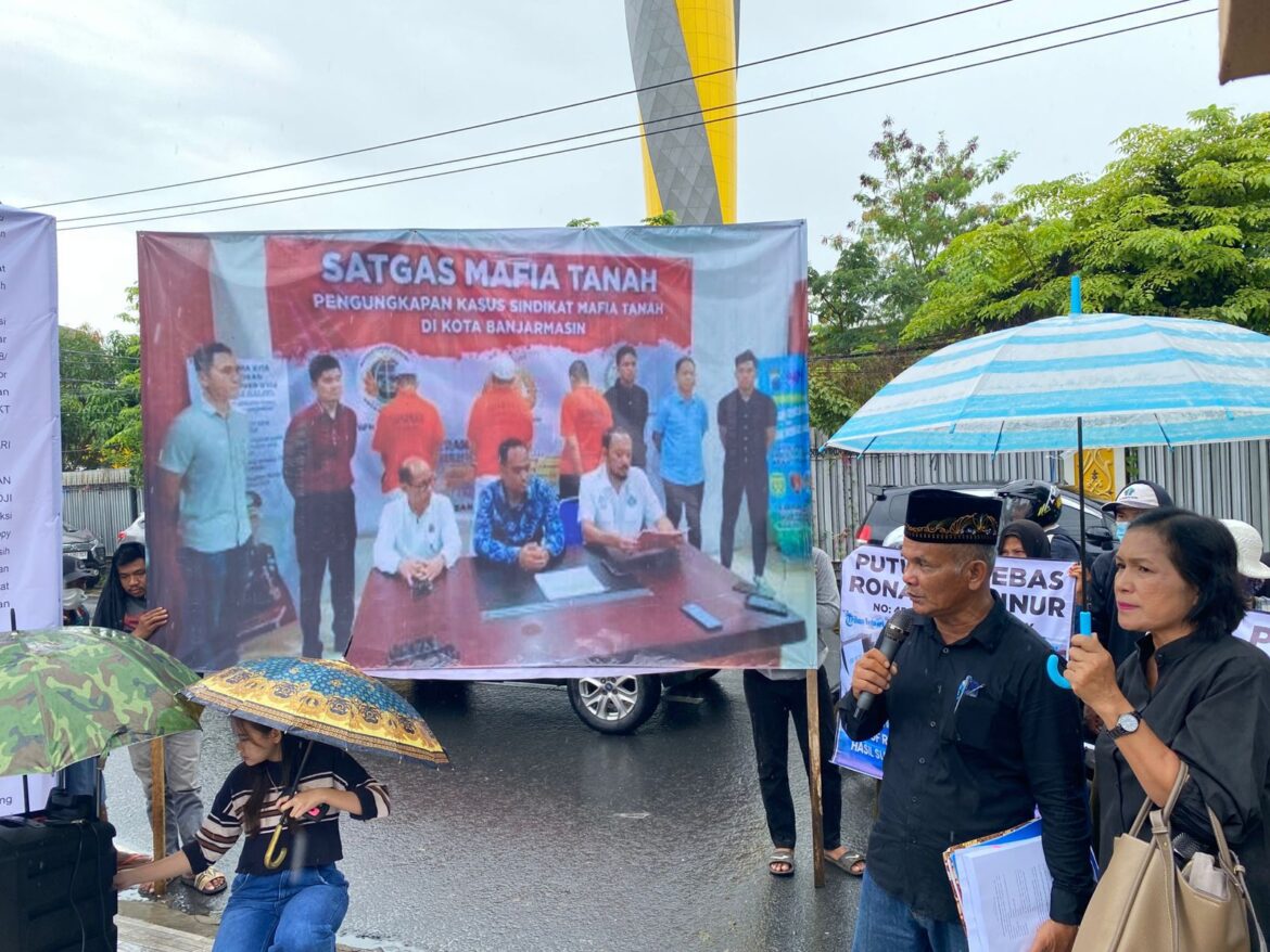 SURAT TERBUKA - Sojuangun kembali gelar aksi demo, dengan membacakan surat terbuka pengaduannya kepada Mabes Polri terkait oknum Hakim PN Banjarmasin yang putusannya menggunakan pertimbangan keterangan tidak benar, Selasa (12/11/2024). (foto:sum)