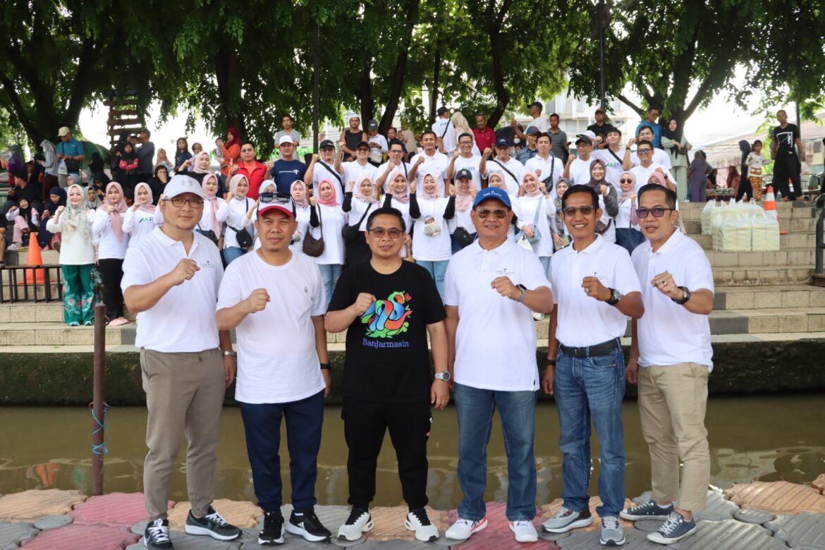 Turut berhadir Wali Kota Banjarmasin Ibnu Sina, Sekretaris Daerah Kota Banjarmasin sekaligus merangkap Plt. Kepala Dinas Kebudayaan Kepemudaan Olahraga dan Pariwisata Kota Banjarmasin Ikhsan Budiman; Kepala Divisi Sekretaris Perusahaan Firmansyah, Kepala Divisi Dana & Digital Banking Iwan, Kepala Bank Kalsel Cabang Utama Suriadi, Wakil Kepala Bank Kalsel Cabang Utama Andy Andryawan dan seluruh Kepala Cabang Pembantu wilayah Banjarmasin (foto:humas bank kalsel)