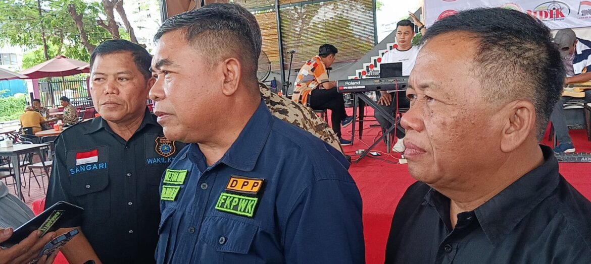 Ketua Umum FKPWK H Rachmad Fadillah Didampingi Ketua Harian Dr H Akhmad Murjani SH MKes, MH, dan YG Sangarie SH disela Silaturrahmi dan Deklarasi Damai Pilkada 2024 (foto:baritopost)
