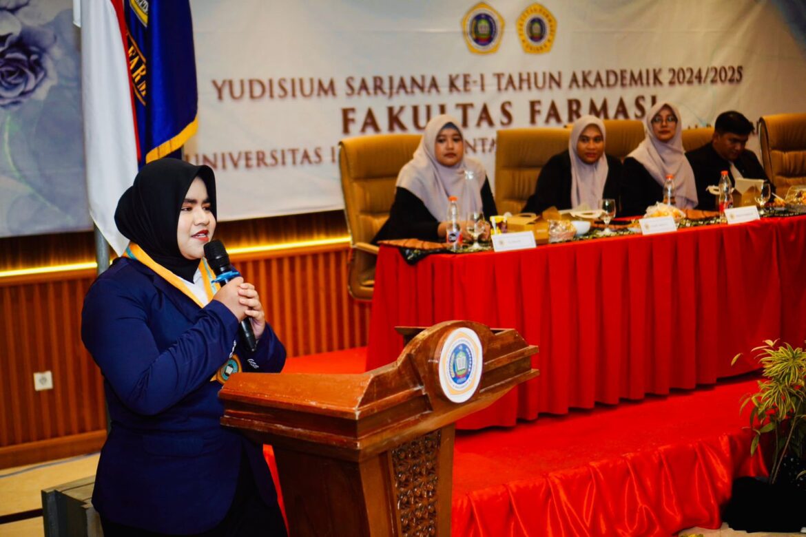 Dekan Fakultas Farmasi Universitas Islam Kalimantan (Uniska) Apt. Hasniah M.Farm didampingi Wakil Dekan I apt. Juwita Ramadhani, M.Farm, Wakil Dekan II Apt.Muhammad Fauzi M.Farm, Wakil Dekan III Apt. Nily Su’aida M.Farm Saat Memimpin Yudisium Sarjana Ke-1 Tahun Akademik 2024/2025 Fakultas Farmasi Universitas Islam Kalimantan (Uniska)