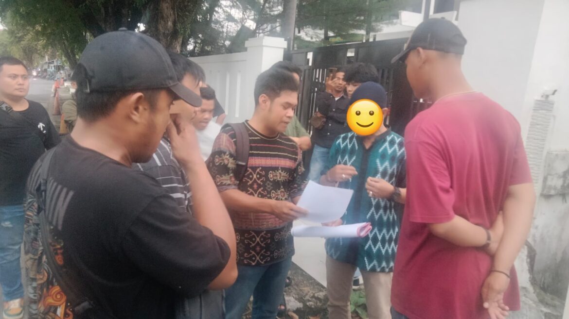 Saksi penganiayaan Yuse Riza yang dilaporkan balik terdakwa saat dijemput paksa petugas kepolisian Banjarmasin Tengah.