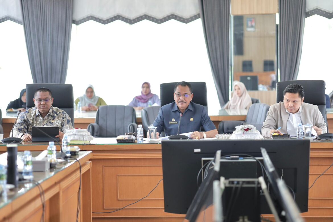 Ketua DPRD Provinsi Kalsel DR (HC) H Supian HK, SH, MH saat memimpin rapat Banggar bersama TAPD Pemprov Kalsel membahas Raperda tentang APBD Tahun Anggaran 2025.(foto : humasdprdkalsel)