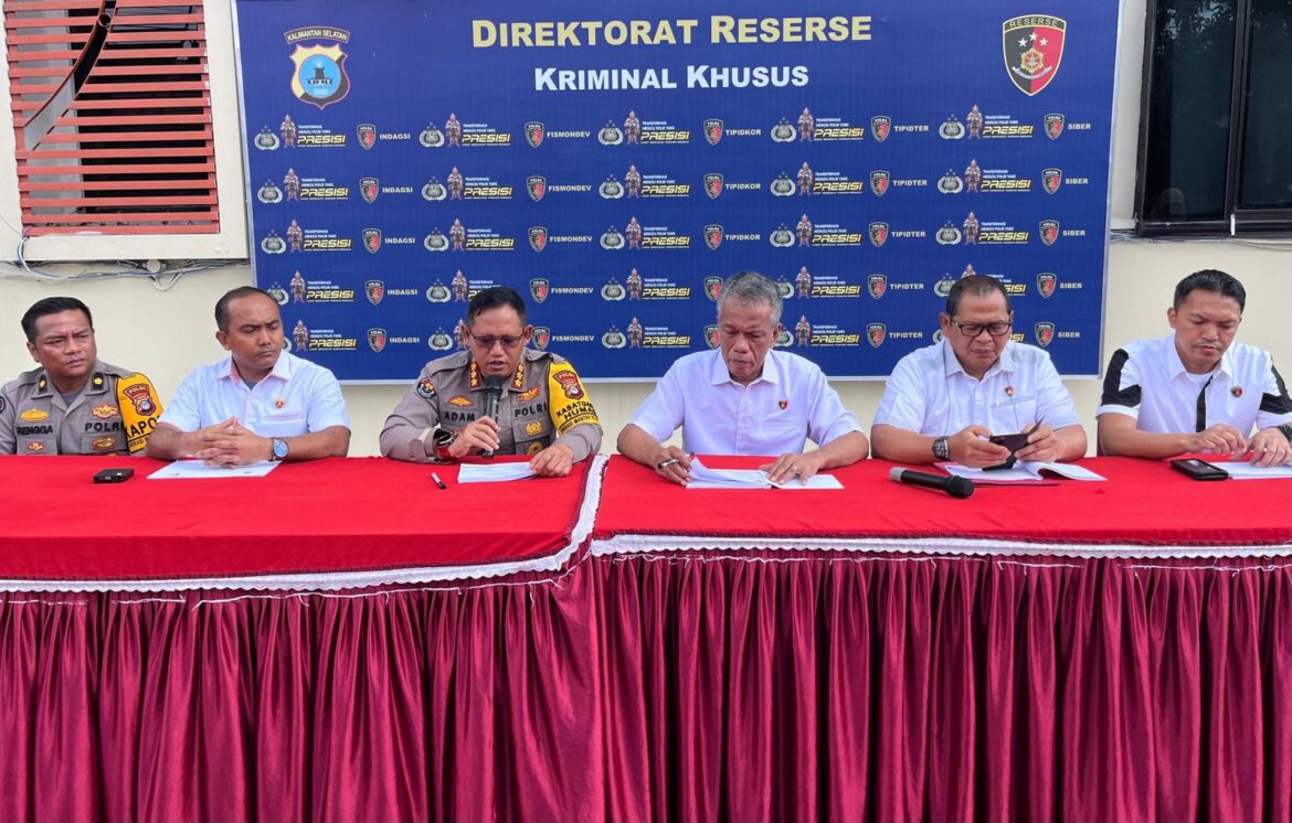 KABID Humas Polda Kalsel Kombes Pol Adam Erwindi bersama para Kasubdit di Ditreskrimsus Polda Kalsel ( Iman Satria)