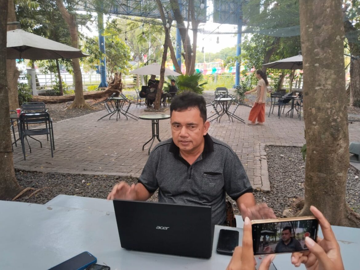 KETERANGAN PERS - Pengacaa Isai Panantulu Nyapil, SHMH saat memberikan keterangan pers terkait kliennya dituding terlibat TPPU ulah salah satu kacab bank syariah di Banjarmasin, Jumat (1/11/2024). (foto:sum/brt)