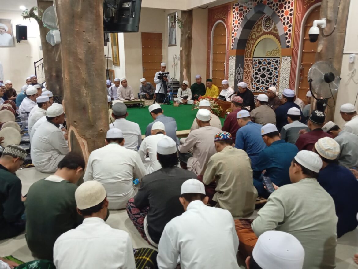 Guru Ilham Humaidi diacara pengajian Jalan Pemurus Dalam Banjarmasin, Senin (25/11).