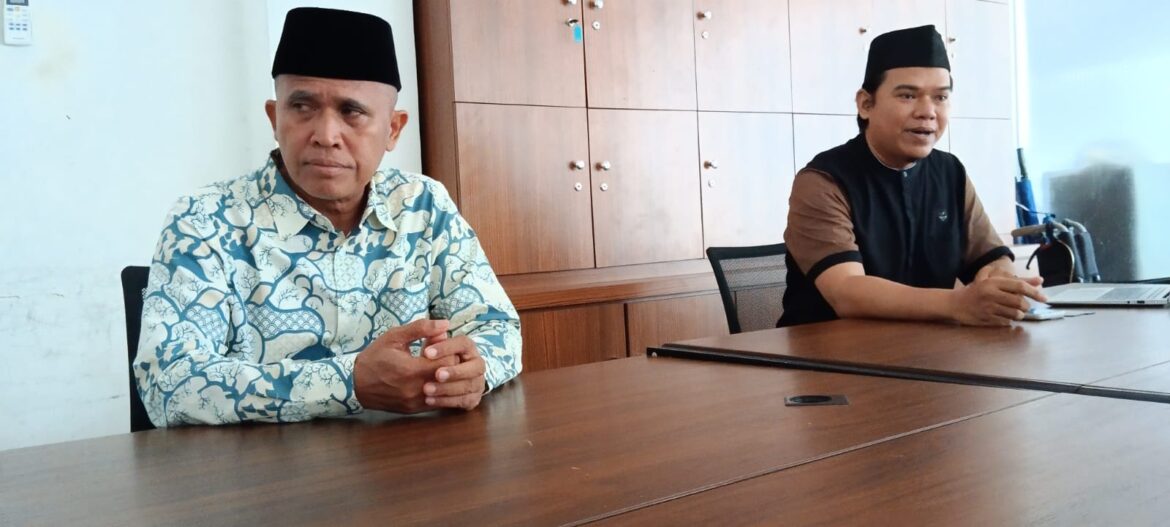 Ketua Masjid Al Jihad Banjarmasin H Taufik Hidayat didampingi Budi Adiyani (foto:baritopost)