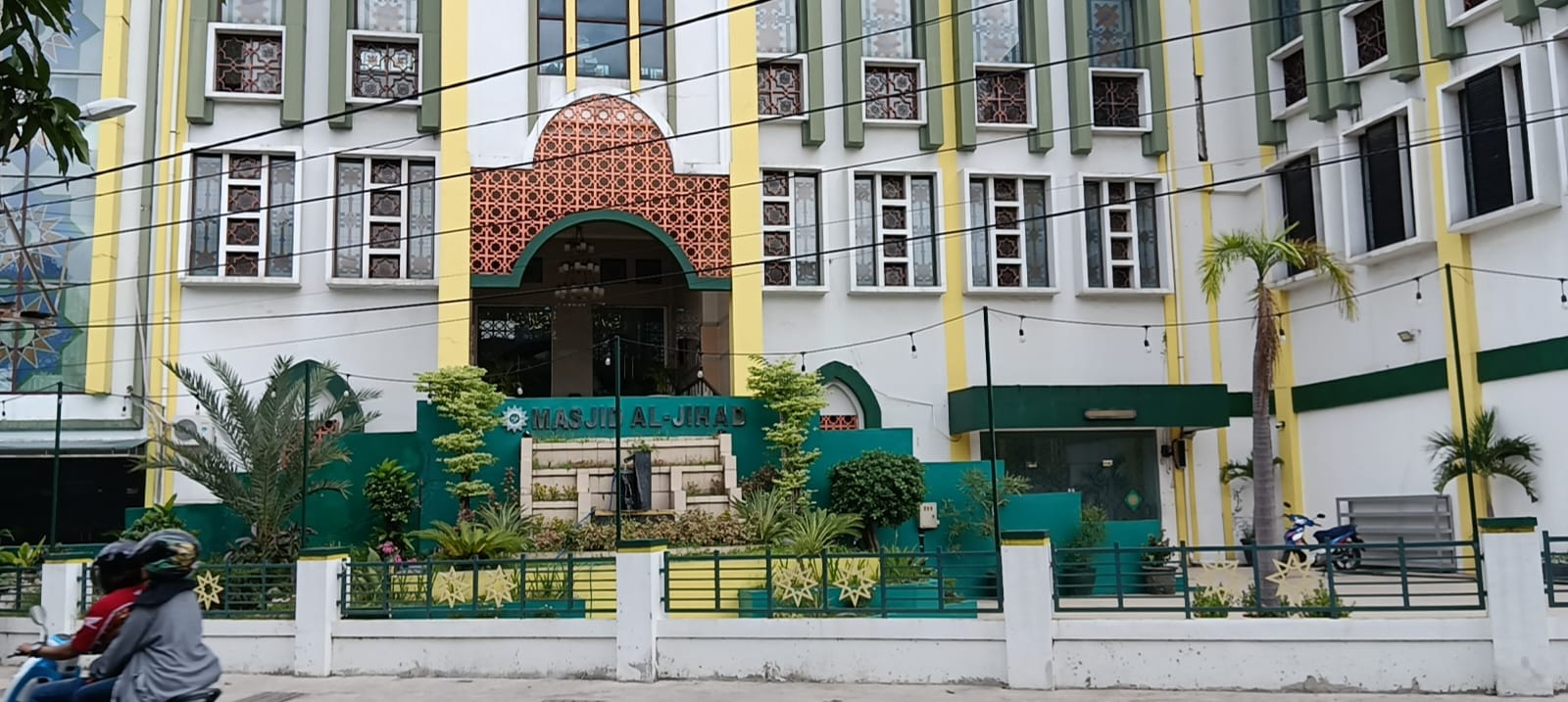 Masjid Al Jihad Banjarmasin yang beralamat di Jl Cempaka Besar No. 24 Kelurahan Kertak Baru Ulu, Kecamatan Banjarmasin Tengah, Kota Banjarmasin, Kalimantan Selatan (Kalsel)