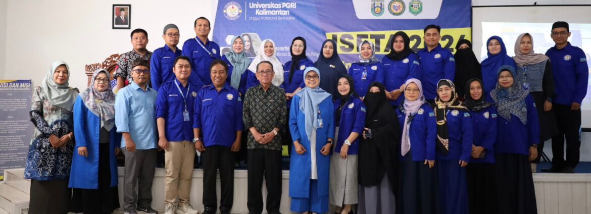 Rektor Universitas PGRI Kalimantan, Dr Dina Huriaty, Ketua PPLP PT PGRI Banjarmasin, Dahri MM ( depan, tengah) berfoto bersama para dosen di sela kegiatan Seminar Internasional ISETA 2024, Senin (18/11/2024).(foto: ist).