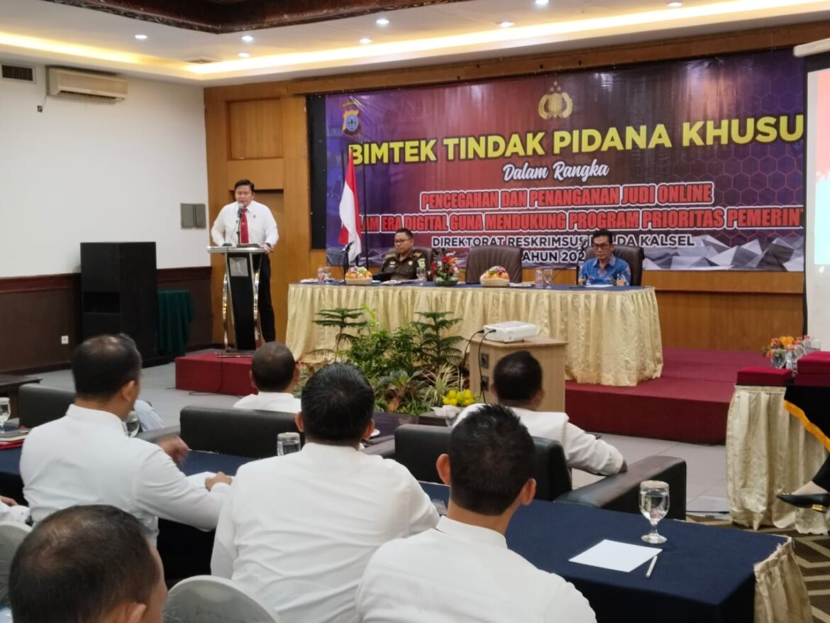 Dir Krimsus Polda Kalsel Kombes Pol M Gafur Aditya Siregar saat membuka Bimtek Penanganan dan Pencegahan Judol di HBI Banjarmasin, Senin (18/11/2024) pagi. (sum/brt).