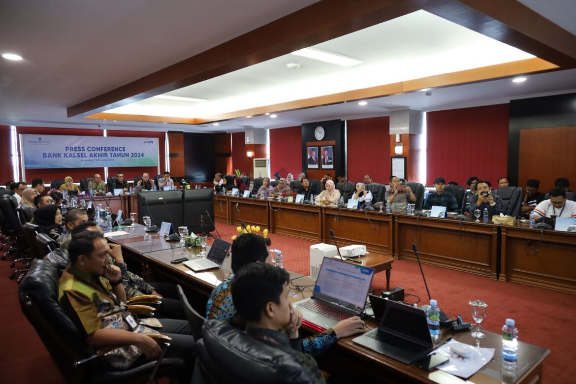 Direktur Utama Bank Kalsel Fachrudin, didampingi Komisaris Independen Bank Kalsel Rizal Akbar, Abdurrahim Fiqri Direktur Operasional, Ahmad Fauzi Noor Direktur Bisnis, dan Mitra Damayanti Direktur Kepatuhan, serta Kepala Divisi Bank Kalsel dalam Press Confrence Bank Kalsel Akhir Tahun 2024, bersama jurnalis mitra kerja Bank Kalsel, di Kantor Pusat Bank Kalsel Jalan Lambung Mangkurat, Kota Banjarmasin, Provinsi Kalimantan Selatan (Kalsel), Selasa (12/10/2024) (foto:humas bank kalsel)