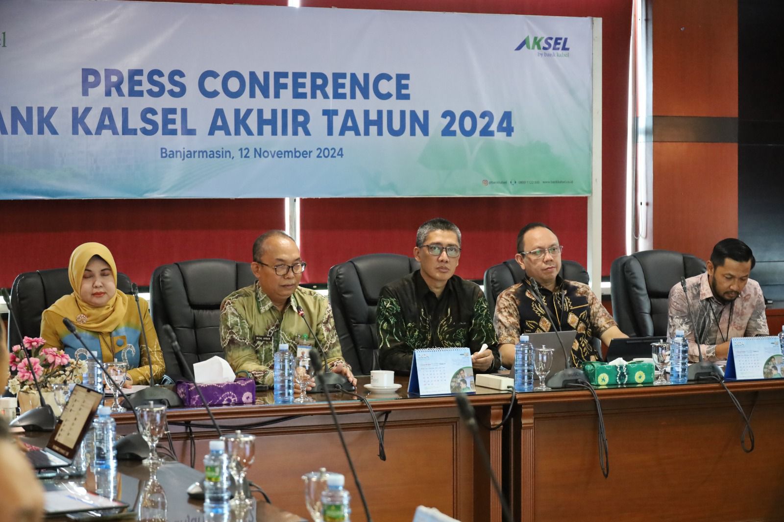 Direktur Utama Bank Kalsel Fachrudin, didampingi Komisaris Independen Bank Kalsel Rizal Akbar, Abdurrahim Fiqri Direktur Operasional, Ahmad Fauzi Noor Direktur Bisnis, dan Mitra Damayanti Direktur Kepatuhan, serta Kepala Divisi Bank Kalsel dalam Press Confrence Bank Kalsel Akhir Tahun 2024, bersama jurnalis mitra kerja Bank Kalsel, di Kantor Pusat Bank Kalsel Jalan Lambung Mangkurat, Kota Banjarmasin, Provinsi Kalimantan Selatan (Kalsel), Selasa (12/10/2024).